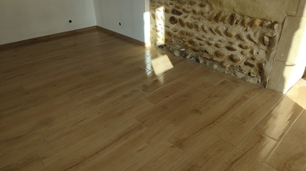 Pose de carrelage imitation parquet.