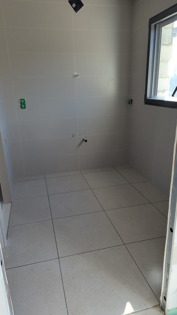 Sol en carrelage 60x60 et murs en 30x90, carrelage blanc pour une salle de bain lumineuse